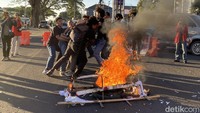 Koordinator Lapangan Fajar Maulana Sandi menambahkan, aksi teatrikal itu menceritakan tentang peristiwa yang dialami oleh warga Rempang dengan pihak aparat penegak hukum. Aksi teatrikal itu sudah dipersiapkan sejak dua pekan lalu.