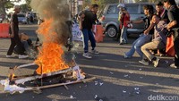 Pada kesempatan tersebut, pihaknya menuntut kepada aparat penegak hukum untuk tidak melakukan represif kepada masyarakat. Dia juga menuntut pemerintah untuk segera memberikan solusi secepatnya atas konflik tanah di Rempang.