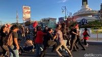 Ketua Gerakan Mahasiswa Nasional Indonesia (GMNI) Anggi Fauzi mengatakan, para mahasiswa menyoroti penyelesaian masalah yang dilakukan oleh pemerintah dan investor terhadap masyarakat adat setempat.