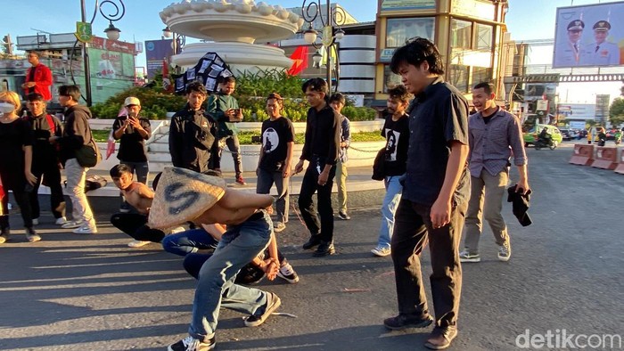 Aksi teaterikal Mahasiswa Sukabumi soroti konflik Rempang Aksi teaterikal Mahasiswa Sukabumi soroti konflik Rempang