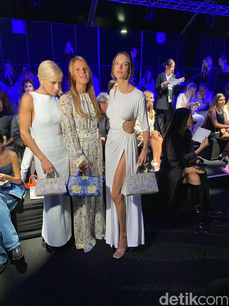 Alessandra Ambrosio di Fashion Show Aigner Milan Fashion Week Spring-Summer 2024