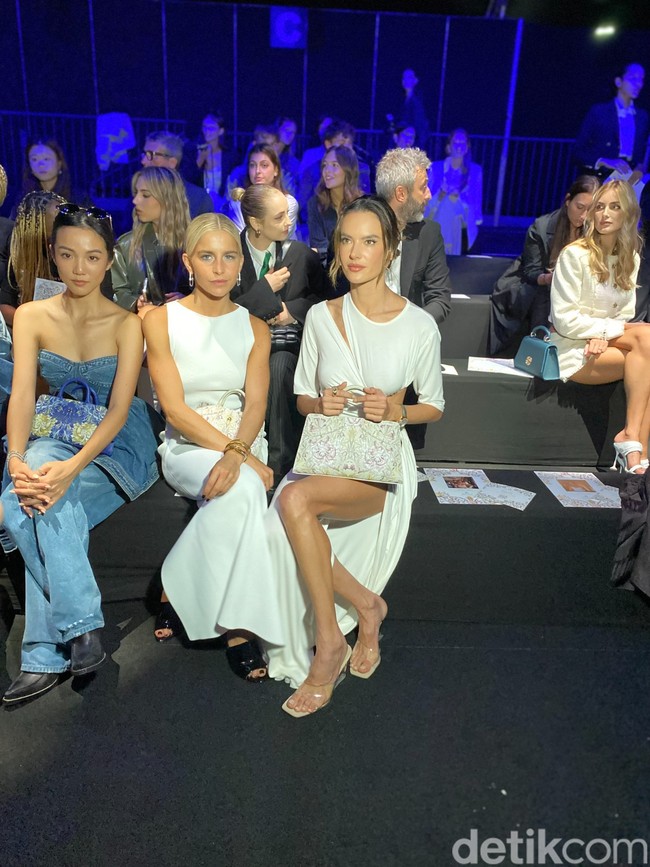 Gaun tersebut juga memiliki fitur detail cut-out pada bagian pinggul yang semakin mempertegas keseksian mantan Victoria’s Secret Angel itu. Ditambah lagi belahan tinggi pada bagian rok. Foto: Daniel Ngantung/detikcom