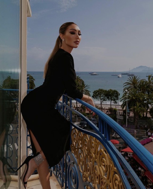 Selain menjalani pelatihan program militer bareng Vladimir Putin, ilmunya ternyata diwariskan dari orang tua yang juga mata-mata. Baik ibu dan ayahku dulu adalah bagian dari mata-mata Soviet jadi aku pikir wajar aku masuk juga. Mereka mengajarkan semuanya tentang memata-matai, bagaimana cara makeup dan yang paling penting mengerti psikologi pria, Foto: Instagram Aliia Roza