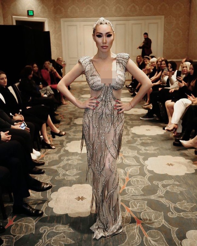 Bagaimana caranya untuk memunculkan karisma? Menurut wanita 38 tahun ini, karisma bisa dilatih sendiri di rumah. Foto: Instagram Aliia Roza