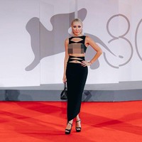 Aliia Roza pun menyarankan agar kamu: 1)Tidak memberikan jawaban langsung ketika ditanya, 2)Jangan tidur dengan pria saat kencan pertama, 3)Puji dirimu sendiri di kaca untuk membangun percaya diri, 4)Buat dirimu bergairah sebelum kencan, 5)Berpura-puralah mendengar sesuatu tentang pria yang kamu kencani dan buat mereka menebaknya. Foto: Instagram Aliia Roza