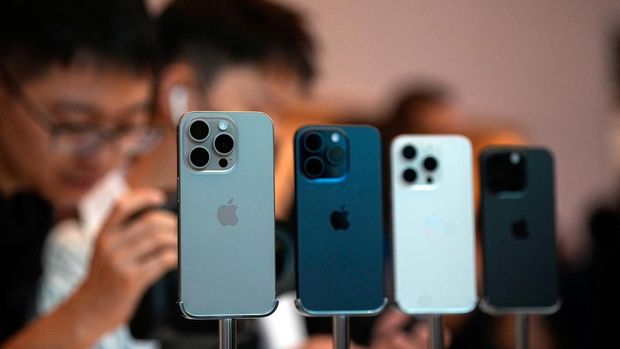 APPLE-CHINA/ People look at the new iPhone 15 Pro as Apple's new iPhone 15 officially goes on sale across China at an Apple store in Shanghai, China September 22, 2023. REUTERS/Aly Song
