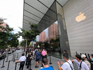 Antrean iPhone 15 di Apple Orchard Singapura Kok Sepi?