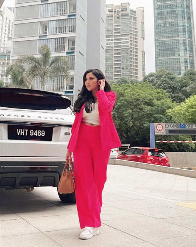 Namun ada kalanya wanita yang juga berprofesi sebagai DJ ini tampil chic dan sporty dengan padu padan setelan blazer fuschia dan sneakers. Foto: Instagram/@ayuaulia5252