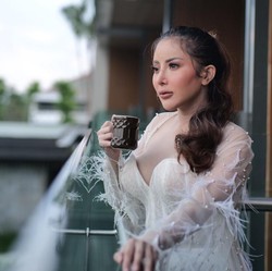 Ayu Aulia Bantah Dihamili Pejabat dan Ungkap Alasan Operasi Pengangkatan Rahim