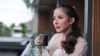 Segelas kopi hangat juga tak boleh ketinggalan membuka paginya. Setelah rapi berpakaian dan merias wajahnya, ia menyempatkan untuk minum kopi di balkon. Foto: Instagram/ayuaulia5252