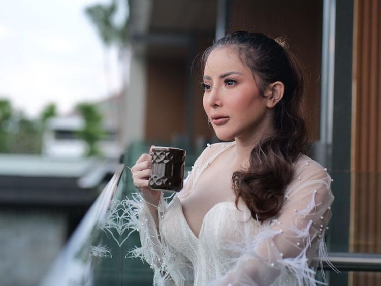 Pasrah Batal Nikah, Ayu Aulia Santai Sarapan hingga Ngopi Cantik