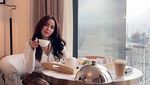 Pasrah Batal Nikah, Ayu Aulia Santai Sarapan hingga Ngopi Cantik