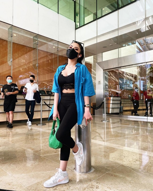 Terlepas dari kasus hukum yang membelitnya, sosok Ayu Aulia memang kerap mencuri perhatian. Tak lain karena gaya busananya yang seksi.  Foto: Instagram/@ayuaulia5252