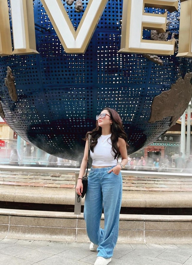 Jalan-jalan di Universal Studios, Ayu Aulia tampil santai mengenakan kaus turtle neck, jeans longgar dan sneakers. Foto: Instagram/@ayuaulia5252