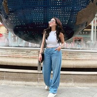 Jalan-jalan di Universal Studios, Ayu Aulia tampil santai mengenakan kaus turtle neck, jeans longgar dan sneakers. Foto: Instagram/@ayuaulia5252