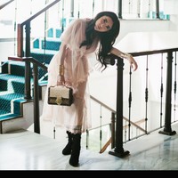 Wanita 29 tahun ini juga pernah menampilkan gaya feminin sekaligus edgy dengan mengenakan gaun transparan dan boots, serta clutch. Foto: Instagram/@ayuaulia5252