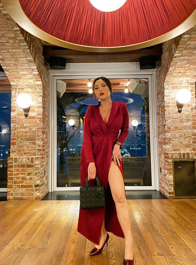 Ayu Aulia dipolisikan tunangan atas tuduhan penganiayaan. Dia disebut mencakar wajah pria bernama Abhinaya, dan merusak barang. Foto: Instagram/@ayuaulia5252