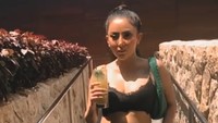 Bali menjadi kota favoritnya untuk dikunjungi saat liburan. Mengenakan pakaian dengan nuansa santai, segelas cocktail di tangannya siap membantu menghalau panas. Foto: Instagram/ayuaulia5252