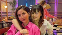 Dekat dengan beberapa publik figur, Ayu Aulia pernah makan malam dengan Denise Chariesta. Keduanya memamerkan kedekatan setelah puas menyantap hidangan yang lezat. Foto: Instagram/ayuaulia5252