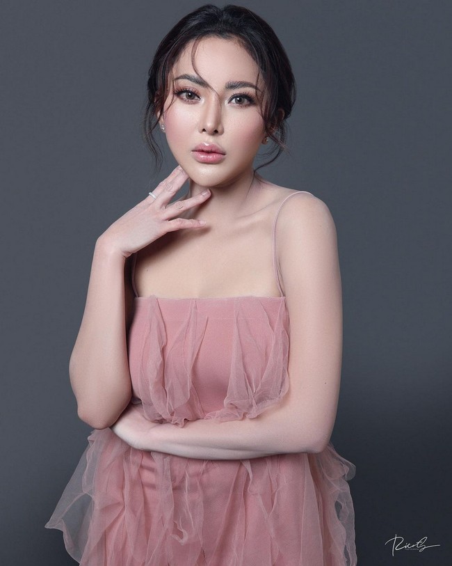 Ayu Aulia juga bisa tampil girlie sekaligus feminin. Dalam sebuah pemotretan, wanita yang pernah gagal menikah ini mengenakan strapless derss warna dusty rose, yang diserasikan dengan makeup bernuansa nude pink. Foto: Instagram/@ayuaulia5252