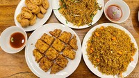 Sejak dulu restoran ini terkenal dengan porsi makanannya yang melimpah, karena konsepnya memang restoran keluarga. Mulai dari Bakmi Goreng Kucai, Fuyunghai Krispi, hingga Lumpia Shanghai bisa ditemukan di sini. Foto: detikFood