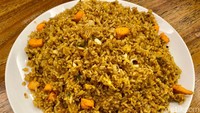 Di Bakmi Salemba 43, ada menu Nasi Goreng Familia (Rp 65.000) yang dibuat khusus untuk keluarga. Tampilan nasi goreng ini menggunung, terdiri dari topping ayam, telur hingga jagung manis.  Foto: detikFood