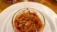 Ditambah dengan sambal cabe khas Bakmi Salemba 43 yang unik, karena ada rasa asam segar dari perasan jeruk mirip seperti rasa sambal ala Thailand. Foto: detikFood