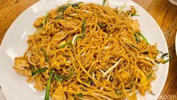 Terakhir  Bakmi Goreng Kucai (Rp 55.000), dengan porsi royalnya yang tak pelit. Paduan antara kucai dan kekenyalan bakminya, diracik pas dengan kecap hingga tambahan sedikit saus tiram.  Foto: detikFood