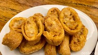 Di menu selanjutnya ada Lumpia Shanghai (Rp75.000), hidangan egg roll yang cukup populer di resto Chinese Food. Teksturnya tidak menggunakan kulit lumpia melainkan adonan telur. Foto: detikFood