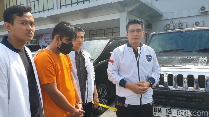 Bandar judi online Ari Guswanto (pakai baju tahanan) saat dihadirkan saat rilis pengungkapan kasus di Mapolda Riau. (Raja Adil Siregar/detikSumut)