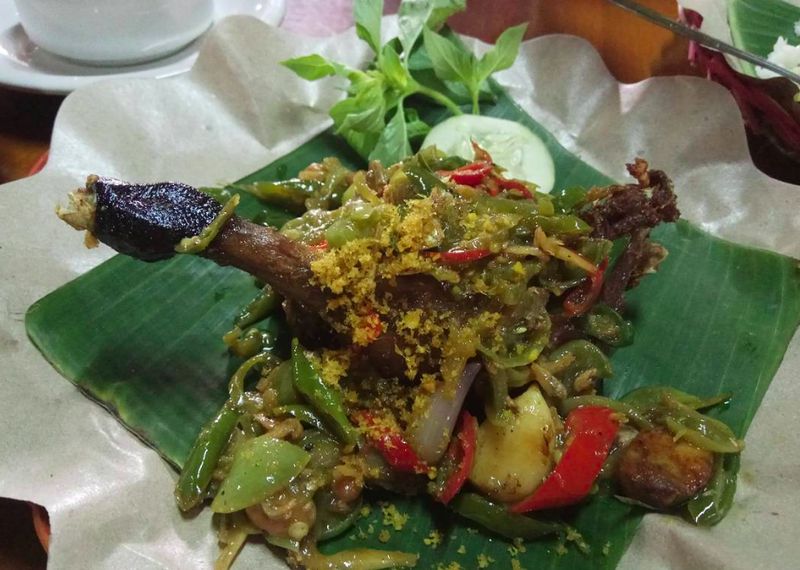 Bebek Goreng Harissa berada di Jalan Dr. Ir. H. Soekarno No. 487, Penjaringan Sari, Kecamatan Rungkut, Surabaya. Terdapat beberapa menu lain selain bebek goreng, yaitu bebek lombok ijo, bebek putri Madura, nasi bebek mas bro, bebek goreng cabai Thailand dan bebek muda setengah ekor.
