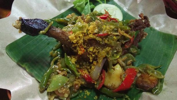 Bebek Goreng Harissa berada di Jalan Dr. Ir. H. Soekarno No. 487, Penjaringan Sari, Kecamatan Rungkut, Surabaya. Terdapat beberapa menu lain selain bebek goreng, yaitu bebek lombok ijo, bebek putri Madura, nasi bebek mas bro, bebek goreng cabai Thailand dan bebek muda setengah ekor.