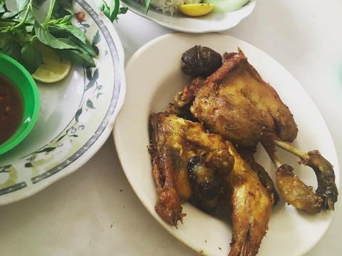 Bebek Goreng HT berada di Jalan Karang Empat Besar No.24, Ploso, Kecamatan Tambaksari, Surabaya. Ini merupakan restoran klasik yang menyajikan hidangan bebek goreng dan menu halal di tempat standar.