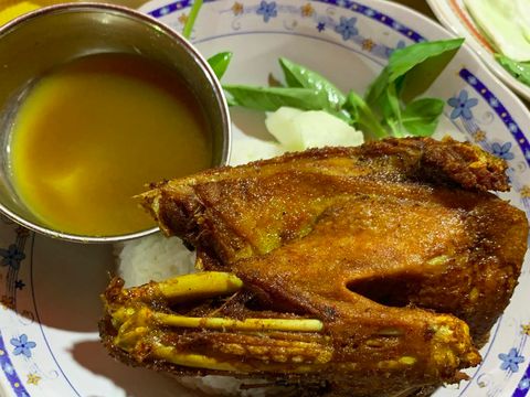 Bebek Goreng Papin berada di Jalan Pecindilan, Kecamatan Genteng, Surabaya. Tepatnya sebelum lampu merah yang ke arah Petra Kalianyar.
