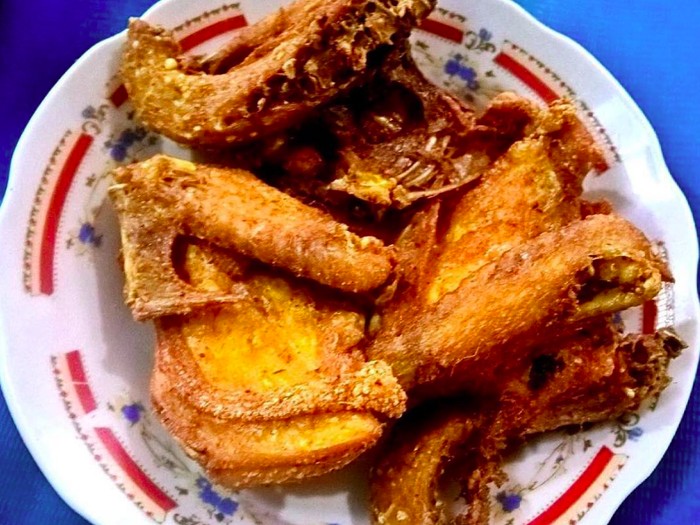 Bebek Goreng Papin berada di Jalan Pecindilan, Kecamatan Genteng, Surabaya. Tepatnya sebelum lampu merah yang ke arah Petra Kalianyar.