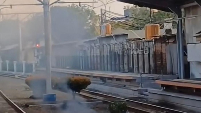 Bekas track circuit di Stasiun Angke terbakar