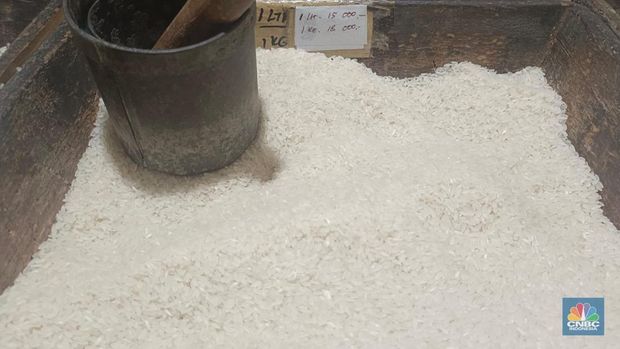 Beras medium yang dijual di pedagang eceran harganya naik menjadi Rp 13.000/kg. (CNBC Indonesia/Martyasari Rizky)