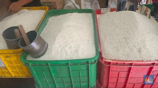 Beras medium yang dijual di pedagang eceran harganya naik menjadi Rp 13.000/kg. (CNBC Indonesia/Martyasari Rizky)
