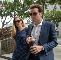 Sejak awal persidangan, Bijou tak pernah absen mendampingi Danny. Tampak Bijou masih menggandeng sang suami dan memberikan dukungan penuh untuk sang suami di tengah tuduhan kasus Danny memperkosa dua wanita pada tahun 2001 dan 2003. Foto: dok. Getty Images