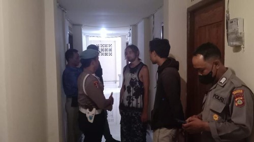 WN Rusia Yuriii Zagnet ditangkap dan diserahkan ke imigrasi oleh polisi gegara mengamuk dan overstay di Bali.