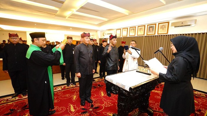 Bupati Ipuk melantik kepala dinas baru Pemkab Banyuwangi