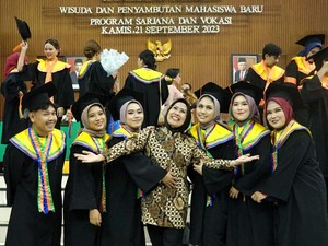Ratu Tatu Hadiri Wisuda 7 Mahasiswa UI Penerima Beasiswa Pemkab Serang