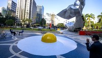 Instalasi seni bertajuk Art Eggcident menutupi halaman di luar gedung komersial di Sao Paulo, Brasil, Rabu (20/9/2023).  