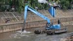Cegah Pendangkalan, Lumpur Kali Ciliwung Dikeruk