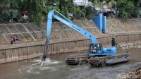 Pekerja dengan menggunakan alat berat melakukan pengerukan lumpur kali ciliwung di Kampung Melayu Kecil, Tebet, Jakarta Selatan.  