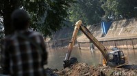 Tampak warga melihat proses pengerukan lumpur di Kali Ciliwung.  