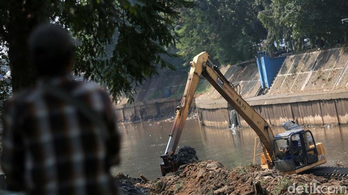 Pengerukan lumpur dilakukan di Kali Ciliwung, tepatnya di Kampung Melayu Kecil, Tebet, Jakarta Selatan. Lumpur yang mengedam diangkat dengan alat berat.