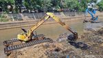 Cegah Pendangkalan, Lumpur Kali Ciliwung Dikeruk