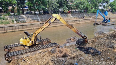 Cegah Pendangkalan, Lumpur Kali Ciliwung Dikeruk