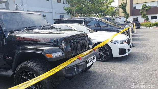 Dari barang bukti mobil mewah yang disita dipasangi garis polisi. (Raja Adil Siregar/detikSumut)